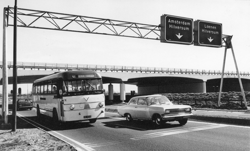 839787 Gezicht op de Provincialeweg tussen Vinkeveen en Loenersloot bij Loenersloot, ter hoogte van het viaduct van ...